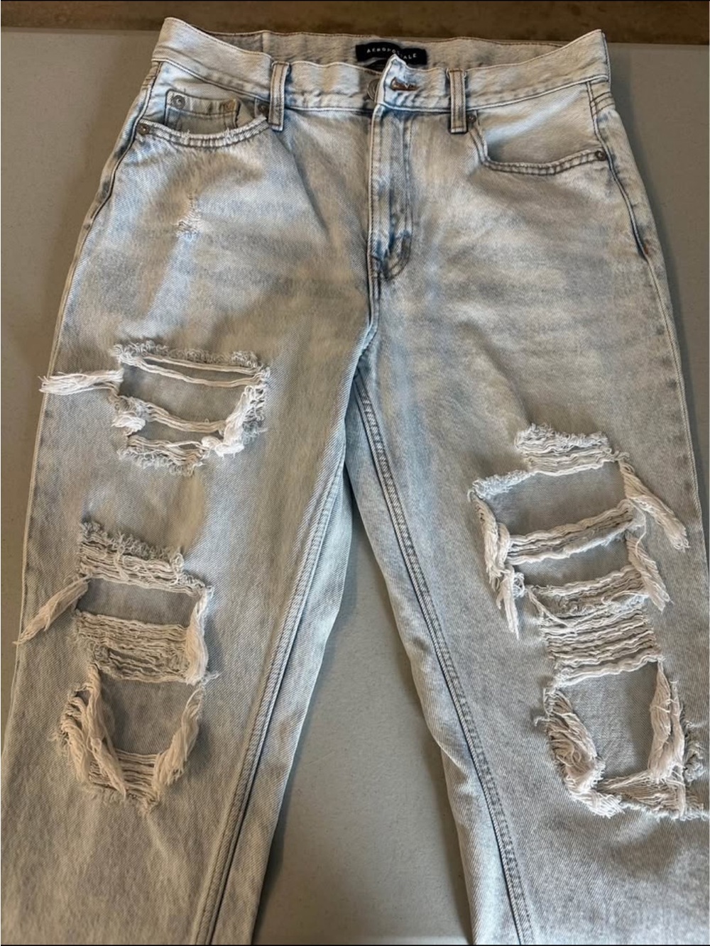 Women’s Aeropostale Size 8 mom jeans Light Wash Distressed Ripped Jeans